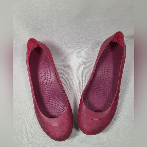 CROCS Carlisa Animal Pink Purple Graphic Mini Wedge Comfort Casual Womens size 9 - Picture 2 of 4